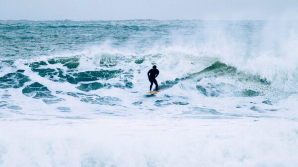La millor època de l’any per fer surf a la Costa Brava