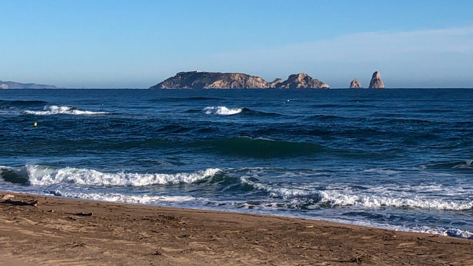 Les millors platges per fer surf a Catalunya