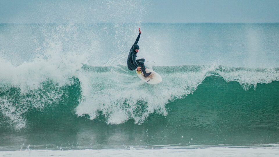 Les claus per millorar la teva tècnica de surf a les costes catalanes