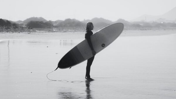 Surfejant a la Pantalla: Les Millors Sèries de Surf per Mantenir la Teva Passió Viva